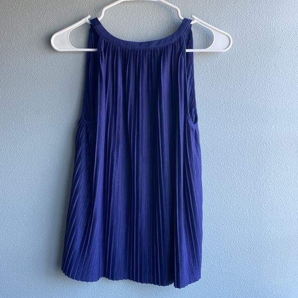 Tahari Women’s V- Neck Blue Pleated Tank Top - Picture 2 of 5